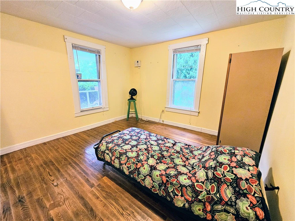 Image number 21 for the current listing