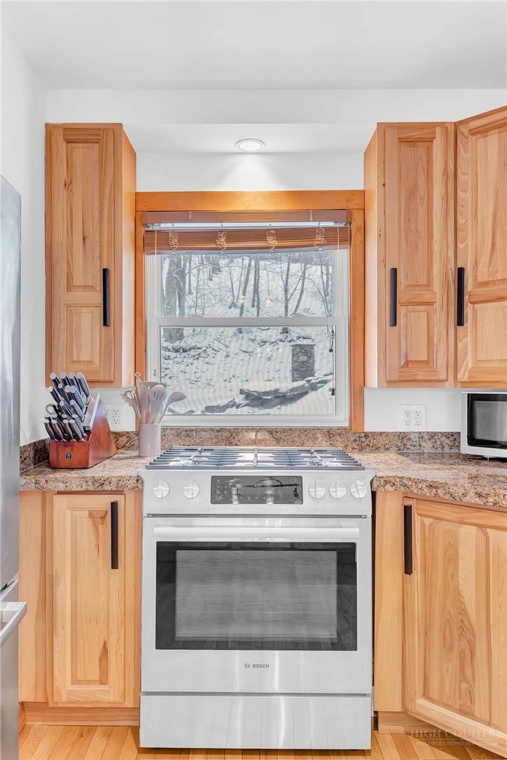 Image number 14 for the current listing