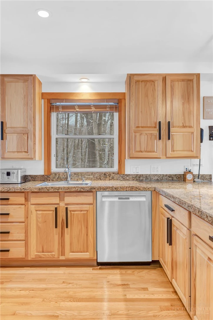 Image number 13 for the current listing