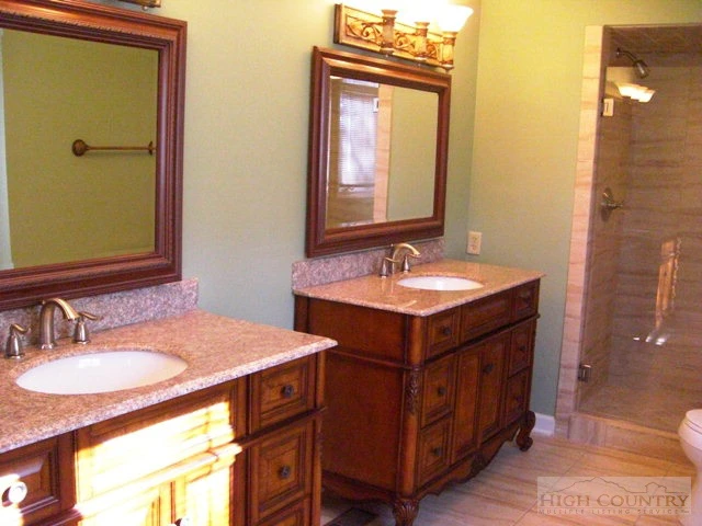 Image number 15 for the current listing