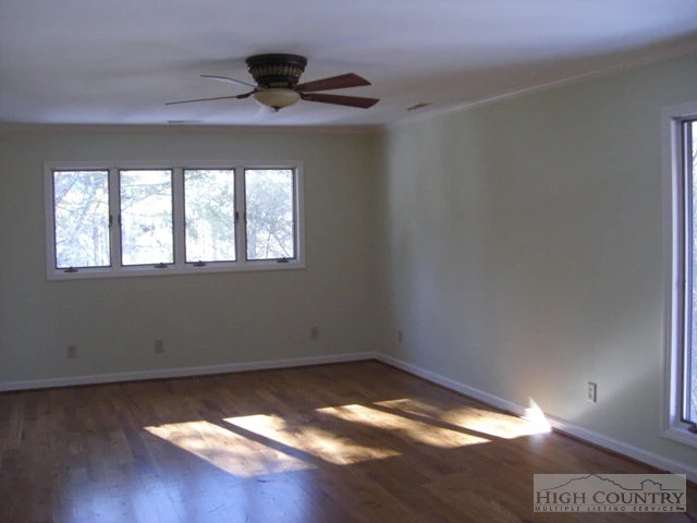 Image number 4 for the current listing