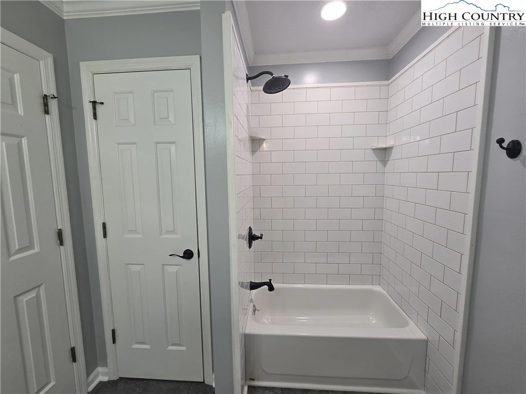 Image number 2 for the current listing