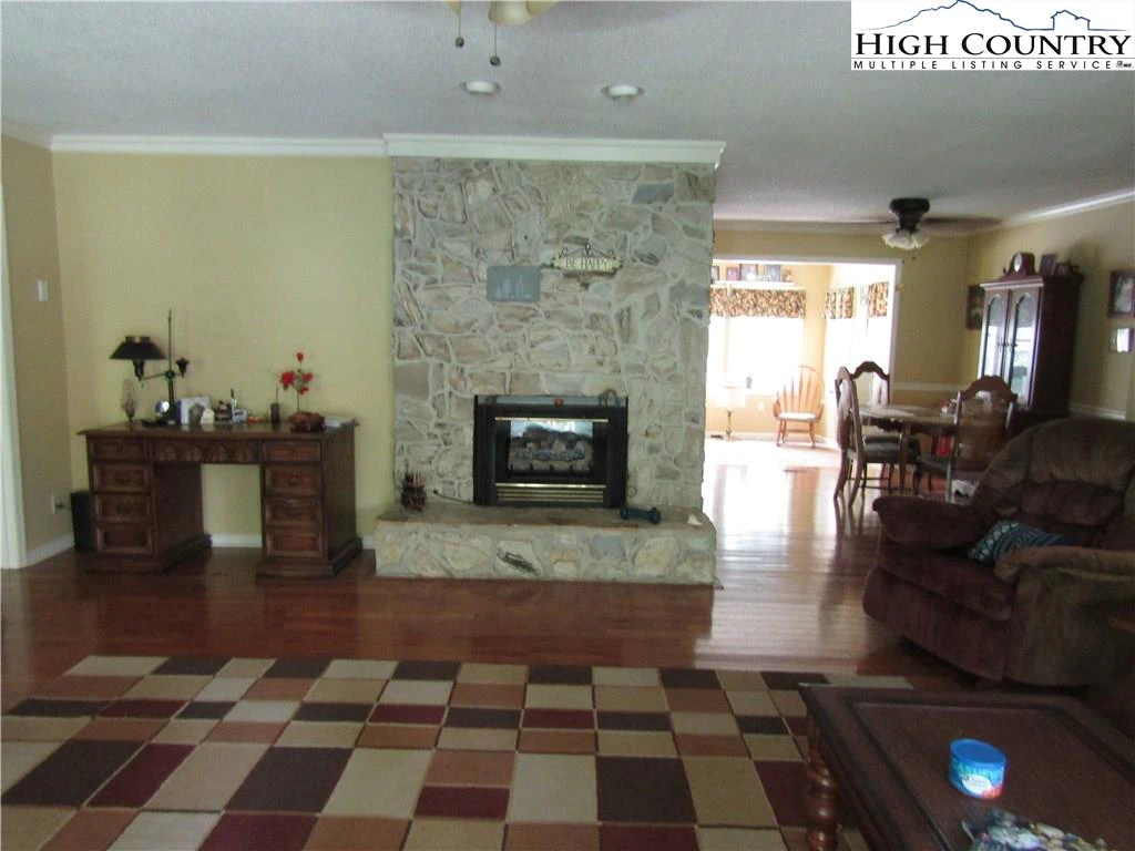 Image number 12 for the current listing