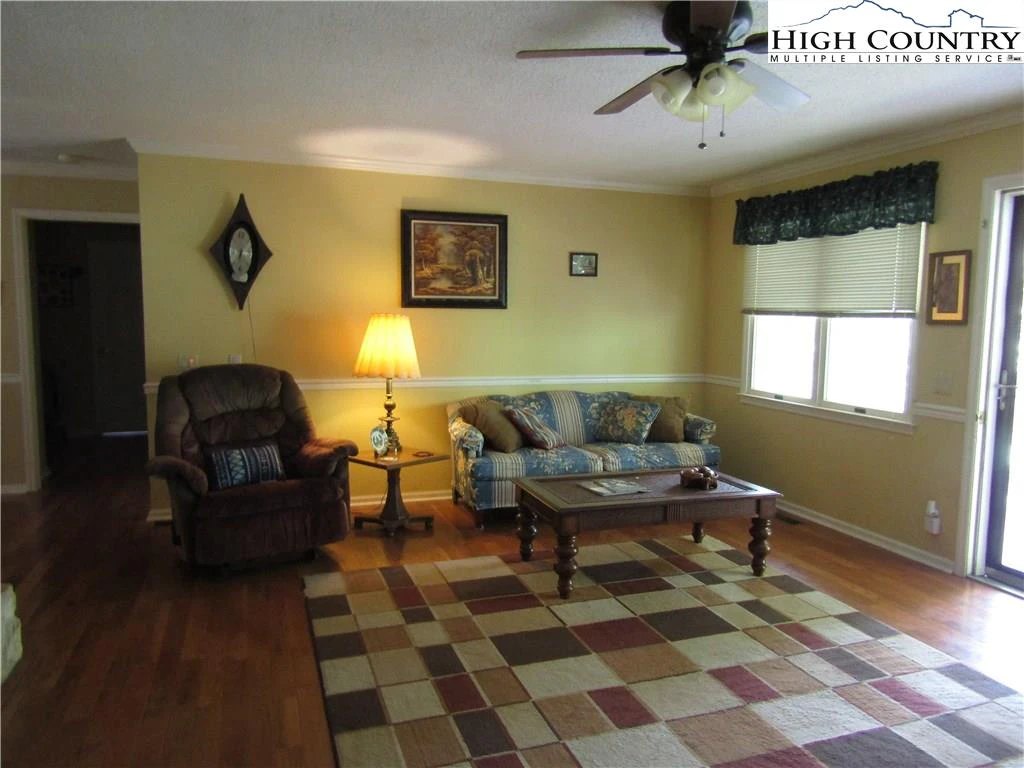 Image number 11 for the current listing