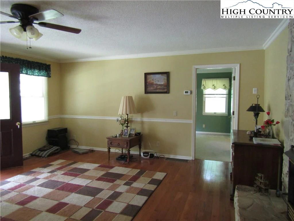 Image number 2 for the current listing