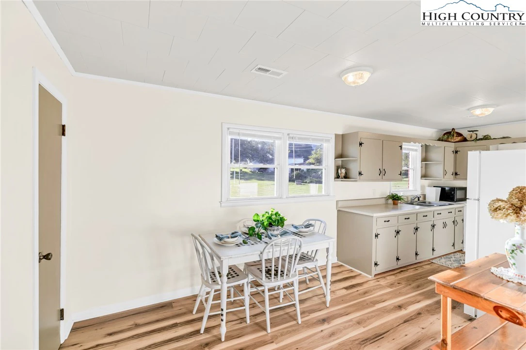 Image number 3 for the current listing