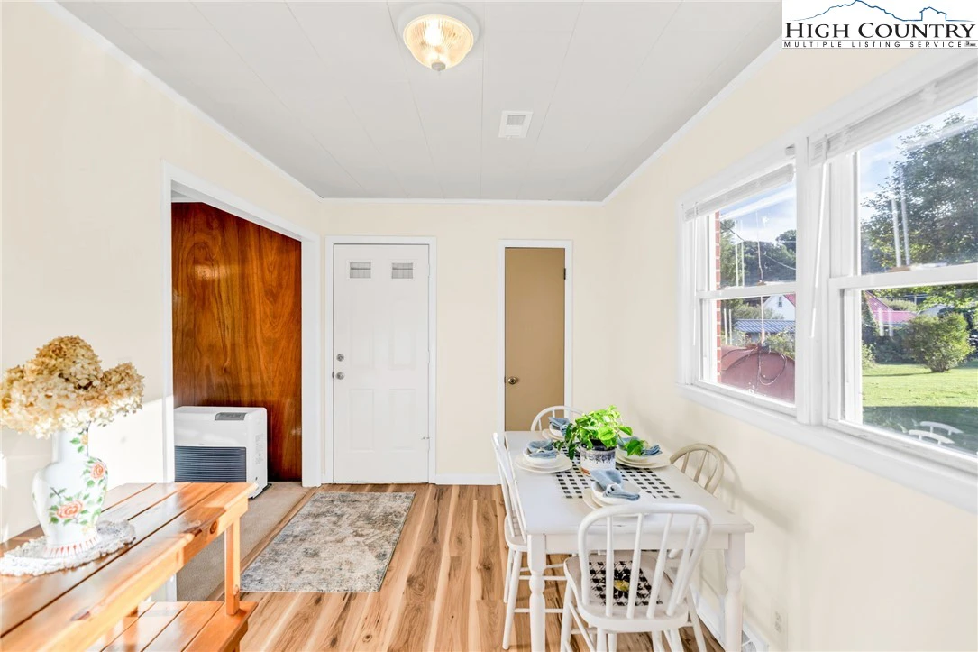 Image number 4 for the current listing