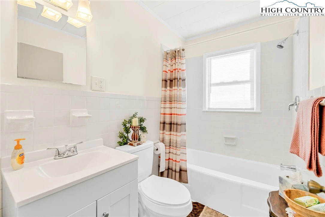 Image number 8 for the current listing
