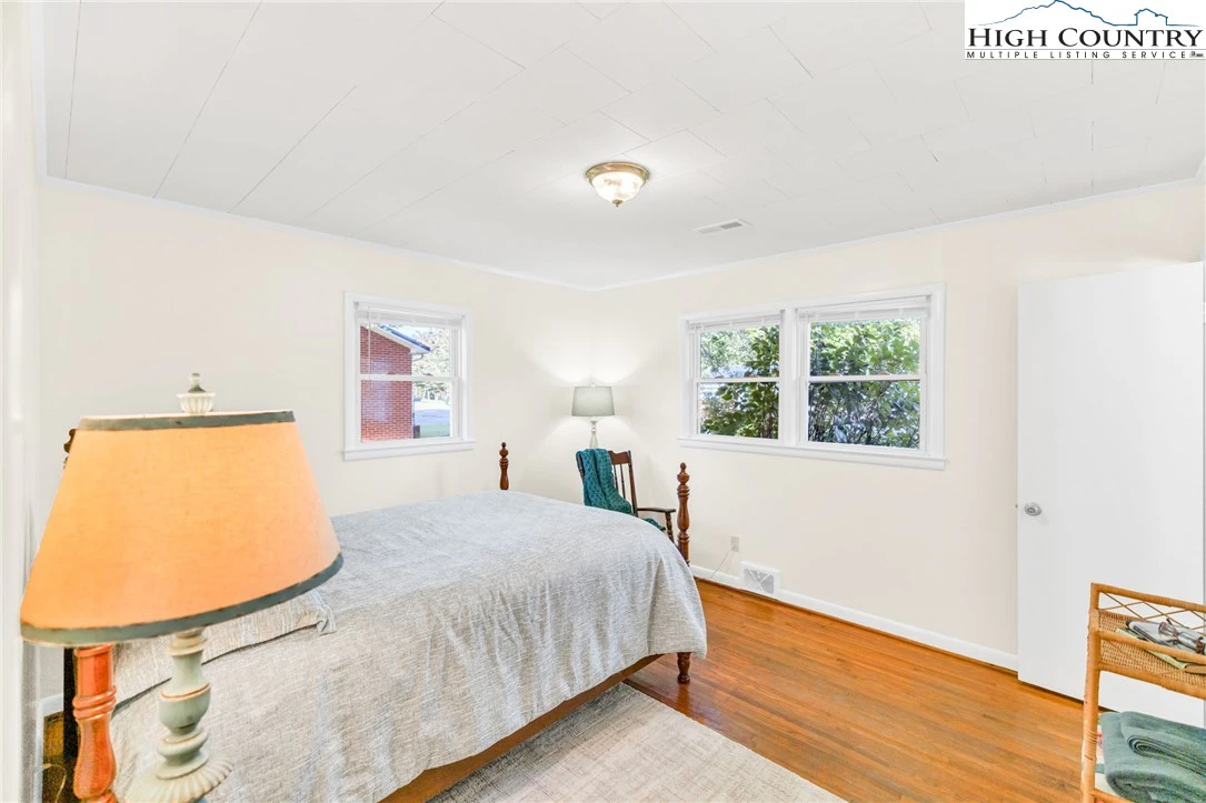 Image number 11 for the current listing