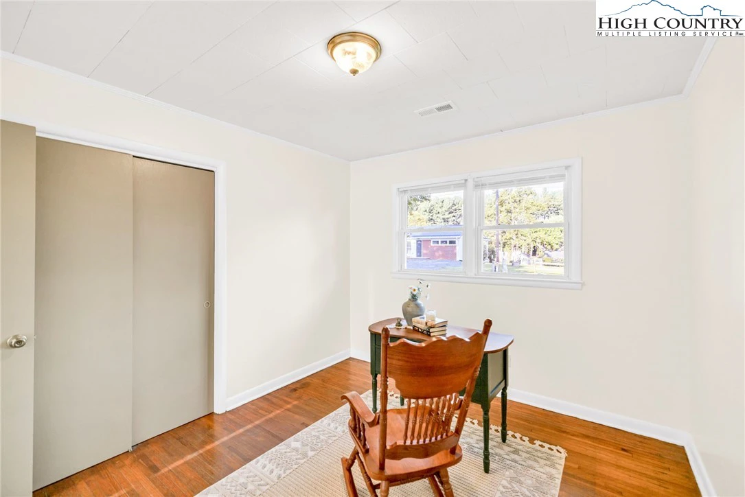 Image number 15 for the current listing