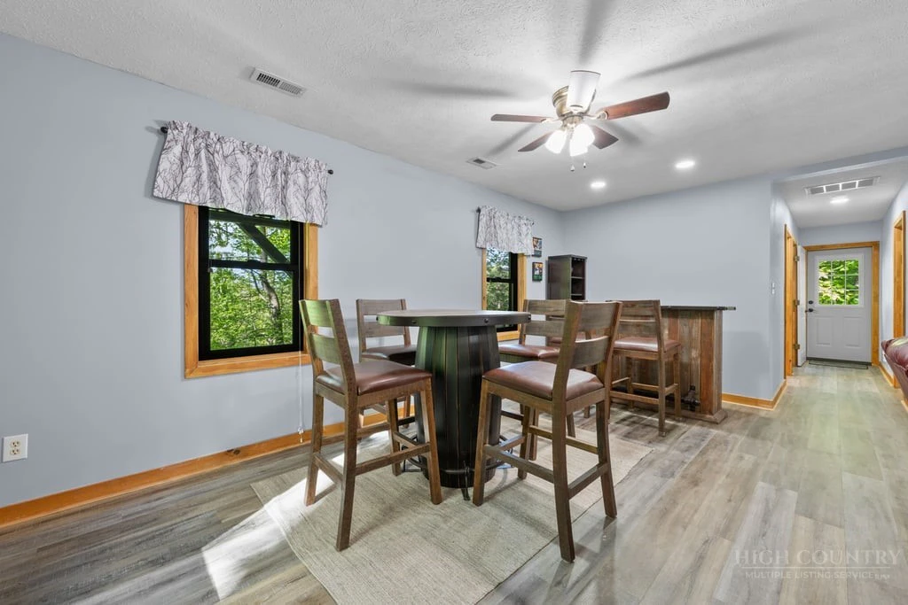 Image number 14 for the current listing