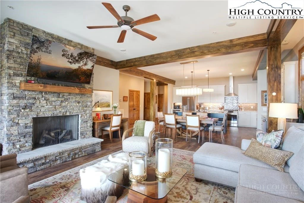 Image number 19 for the current listing