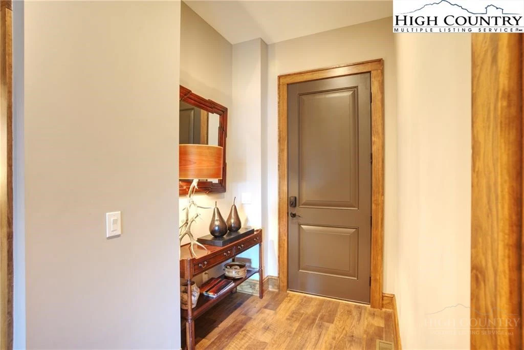 Image number 18 for the current listing