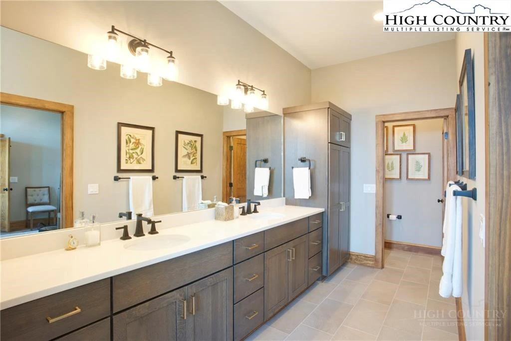 Image number 13 for the current listing
