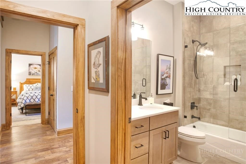 Image number 5 for the current listing