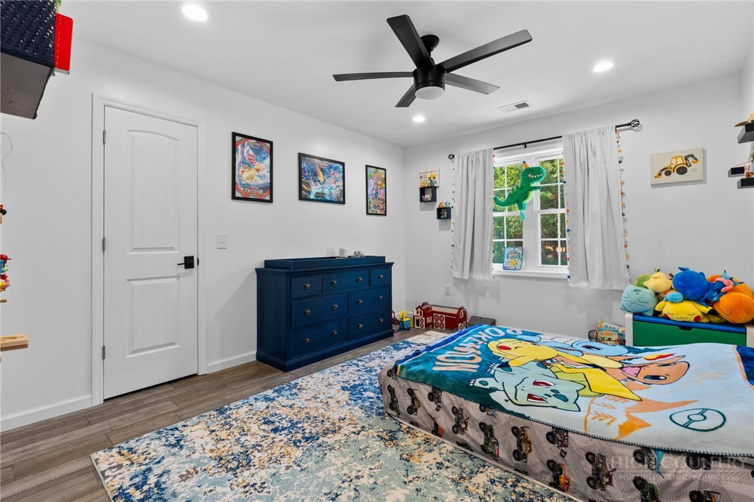 Image number 3 for the current listing