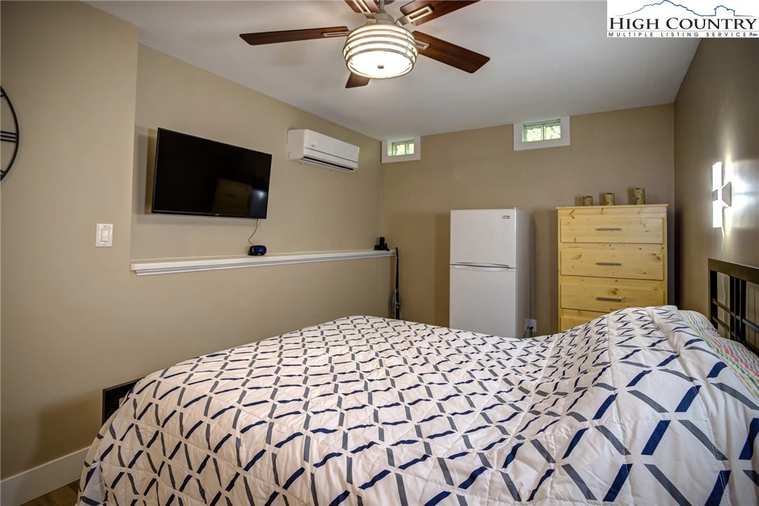 Image number 2 for the current listing
