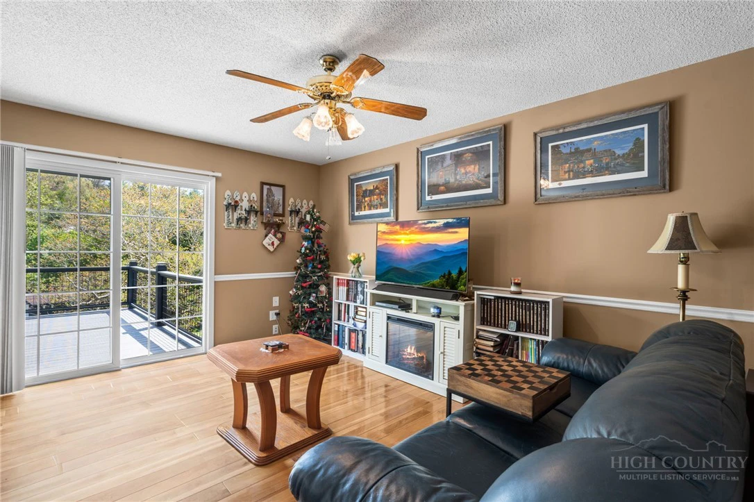 Image number 2 for the current listing