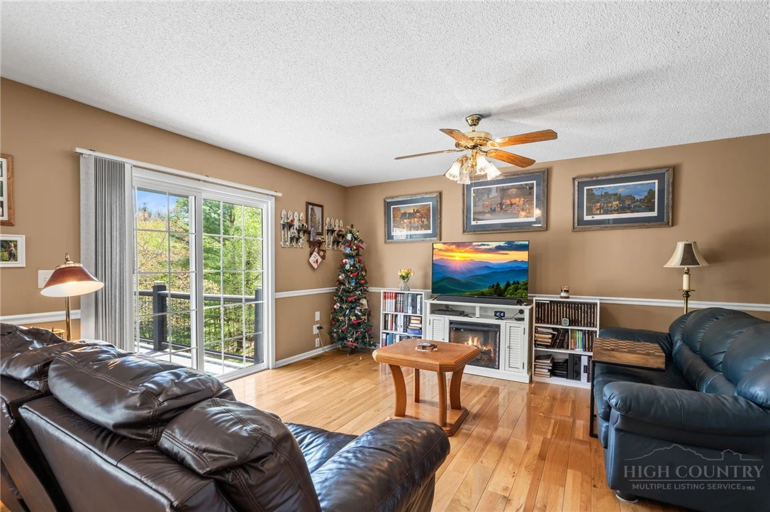 Image number 4 for the current listing
