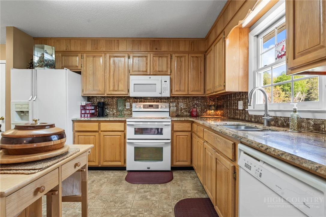 Image number 8 for the current listing