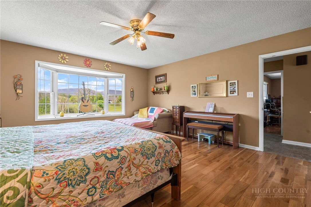 Image number 12 for the current listing