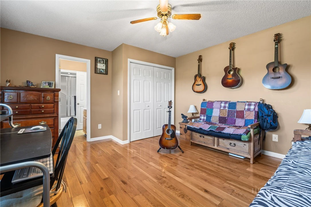 Image number 16 for the current listing