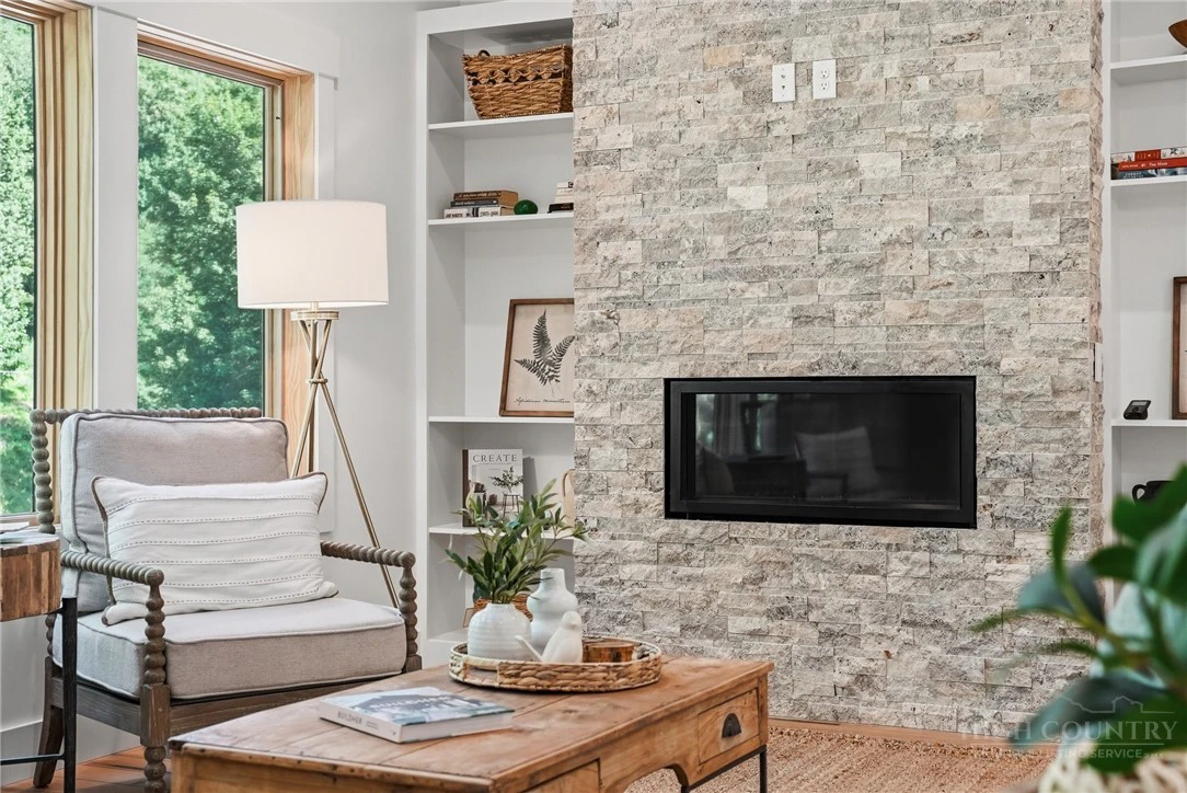 Image number 3 for the current listing