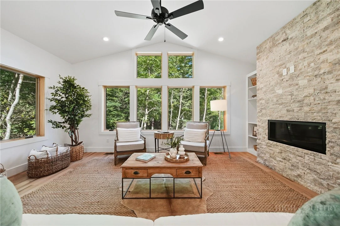 Image number 4 for the current listing
