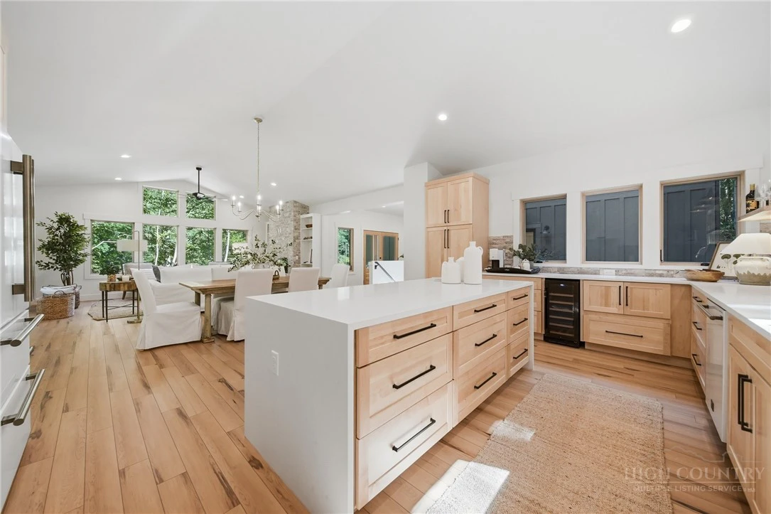 Image number 15 for the current listing
