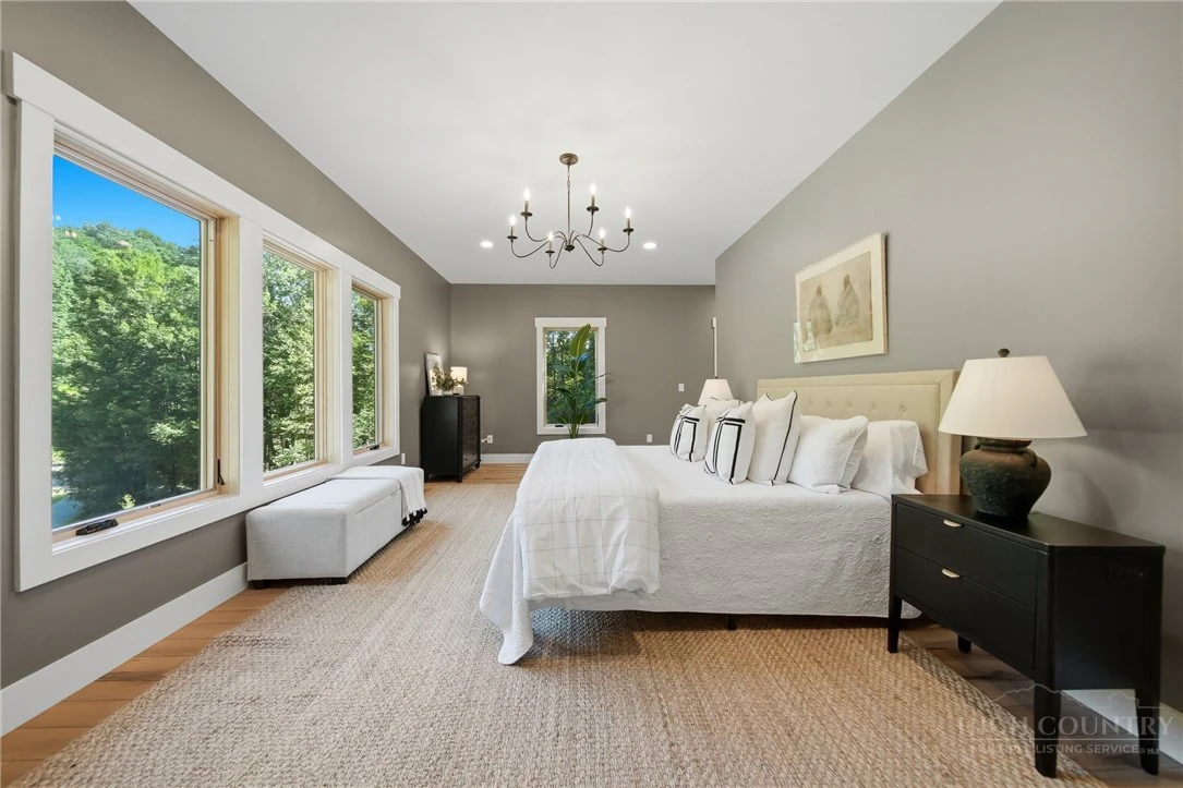 Image number 19 for the current listing