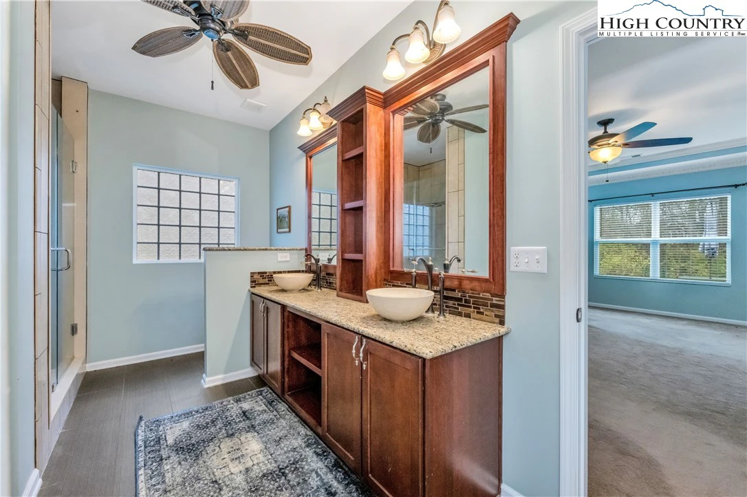Image number 9 for the current listing