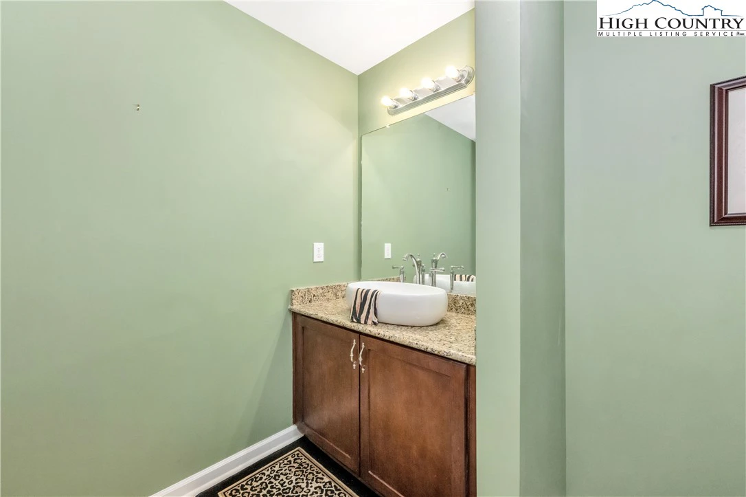 Image number 19 for the current listing