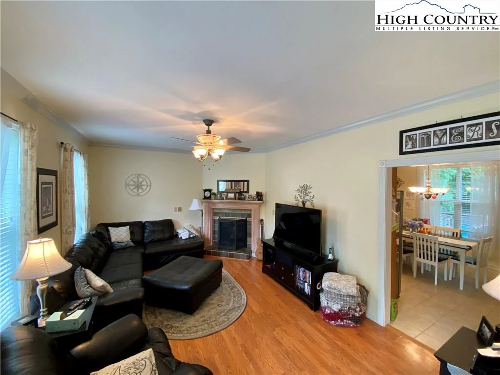 Image number 15 for the current listing