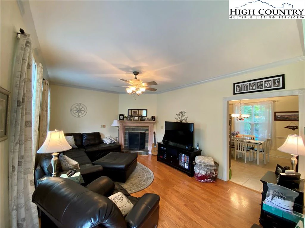 Image number 14 for the current listing