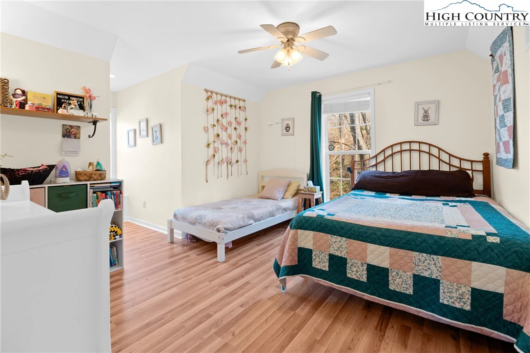 Image number 4 for the current listing