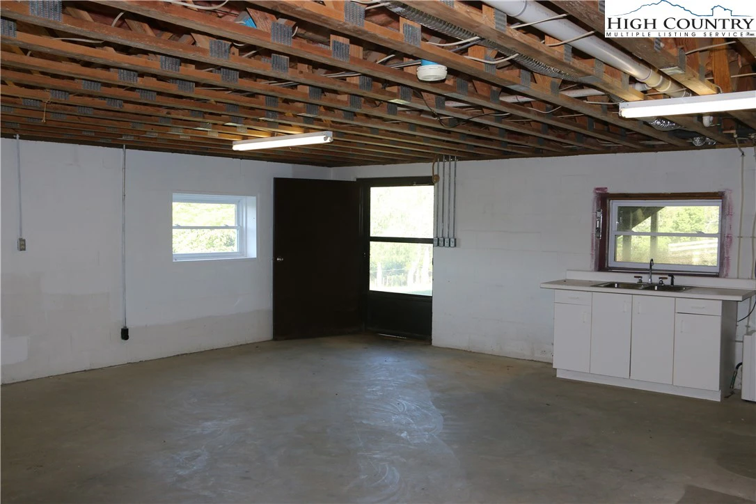 Image number 18 for the current listing