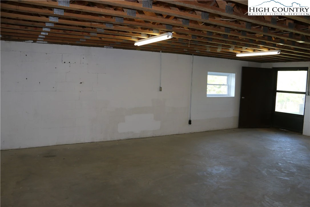 Image number 15 for the current listing