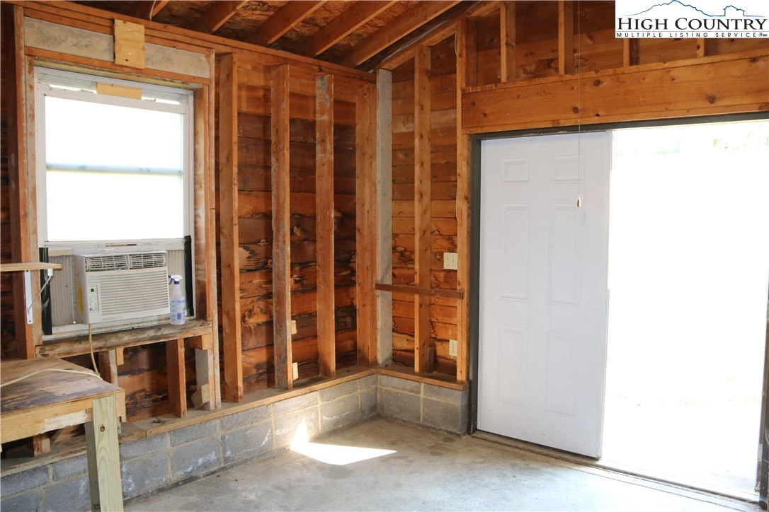 Image number 14 for the current listing