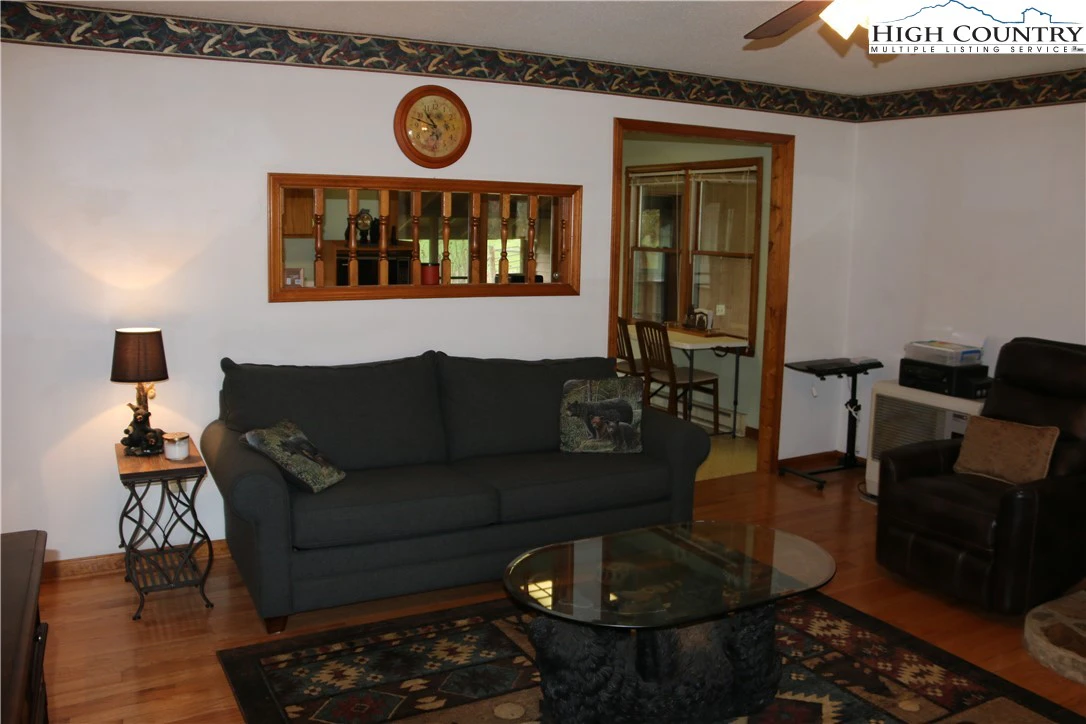 Image number 5 for the current listing