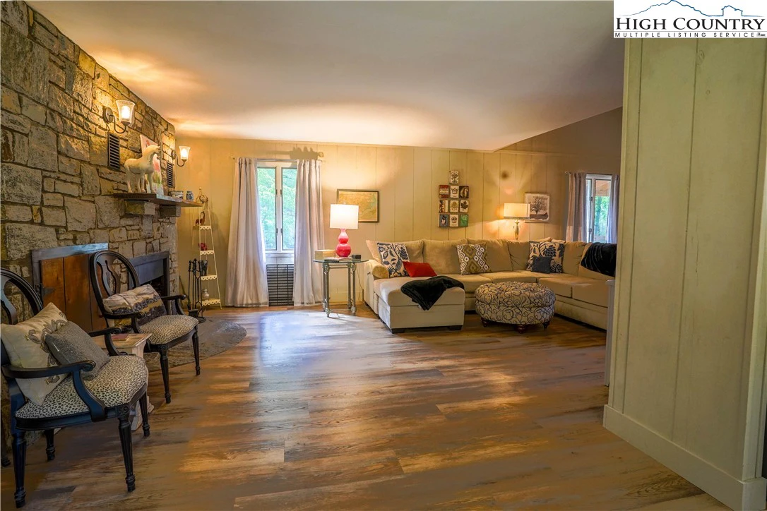 Image number 3 for the current listing
