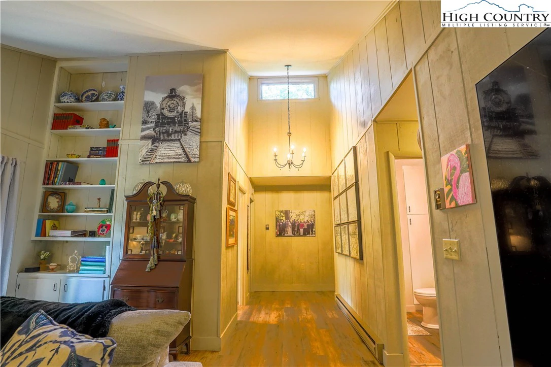 Image number 4 for the current listing