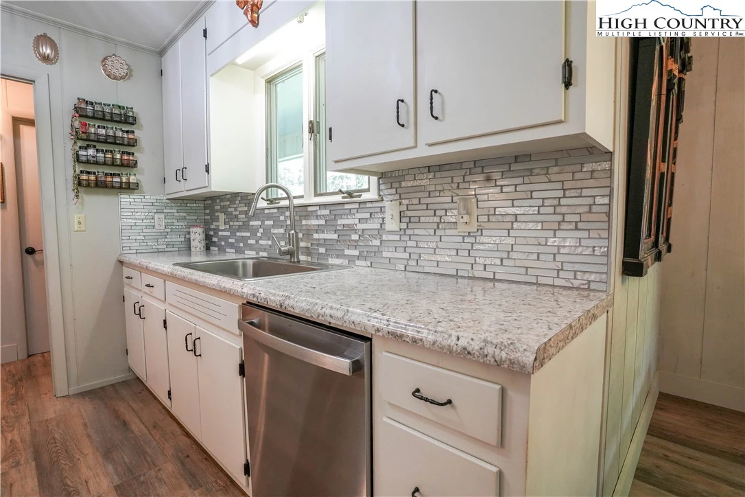 Image number 6 for the current listing