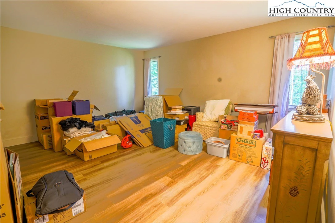 Image number 14 for the current listing