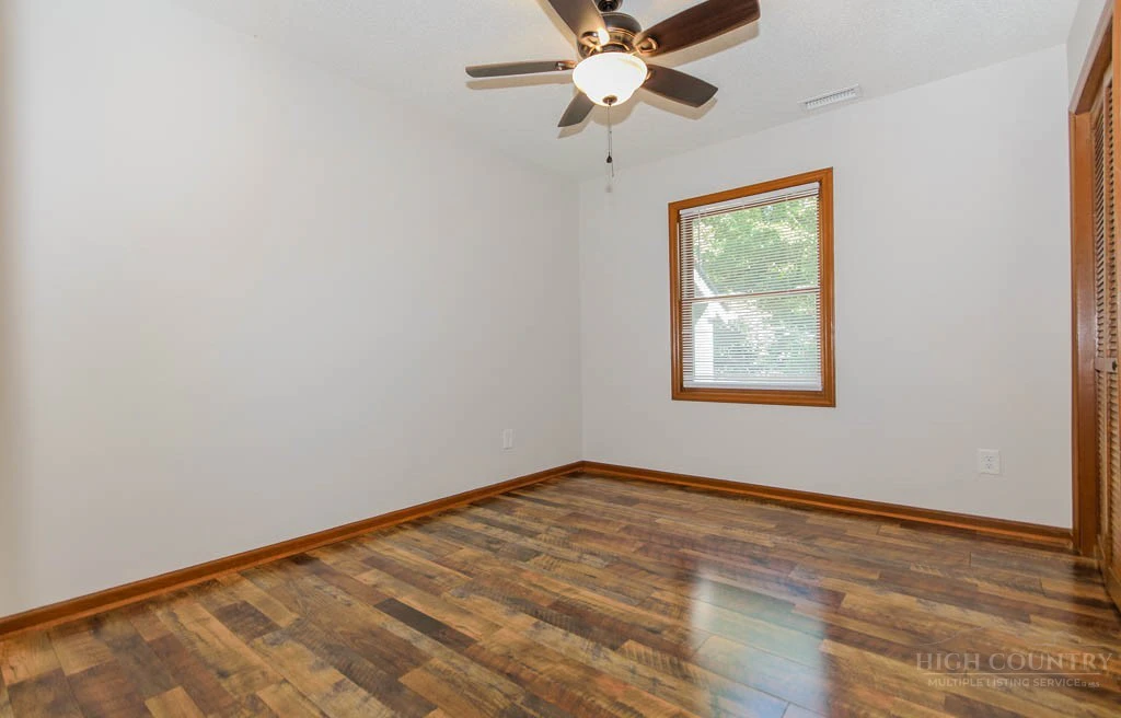 Image number 19 for the current listing
