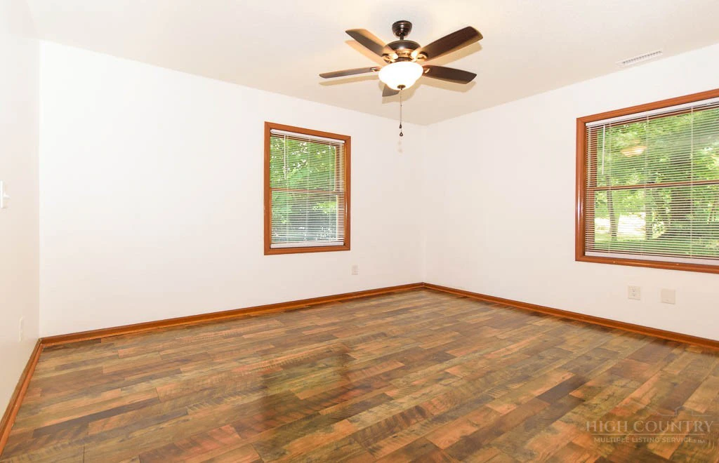Image number 21 for the current listing
