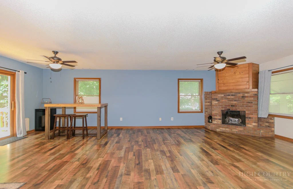 Image number 4 for the current listing