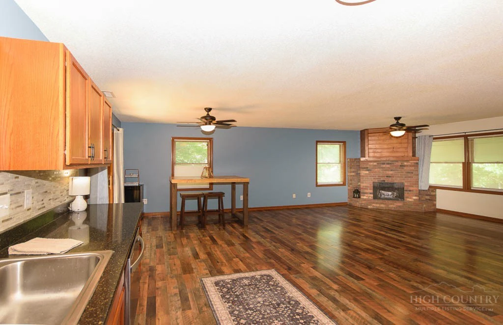 Image number 7 for the current listing