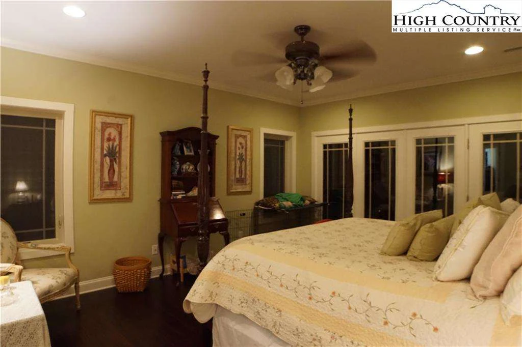 Image number 11 for the current listing