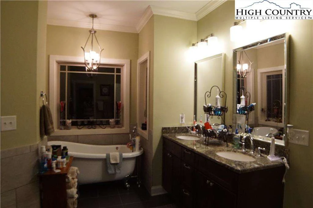 Image number 3 for the current listing