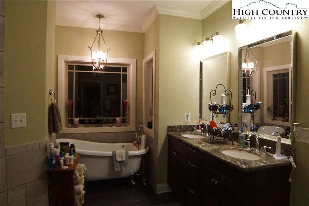 Image number 4 for the current listing